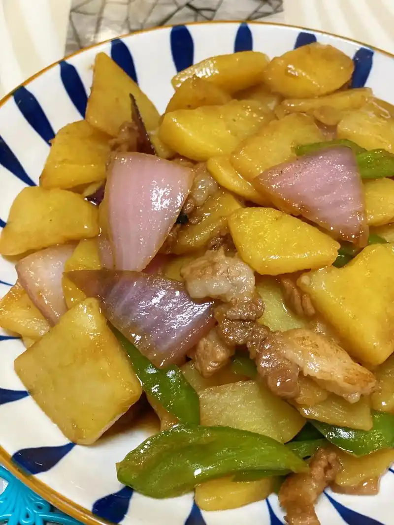 土豆洋葱炒肉—简简单单的下饭家常菜～十分钟不到就可以出锅,小 - 抖
