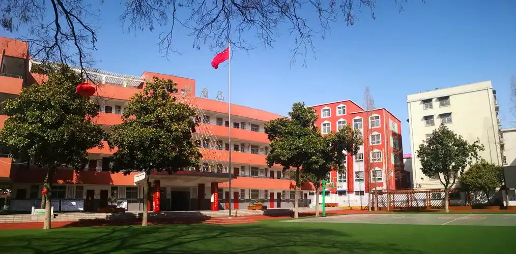 美丽的校园和你们一样在享受着和风煦日,期待早日相拥