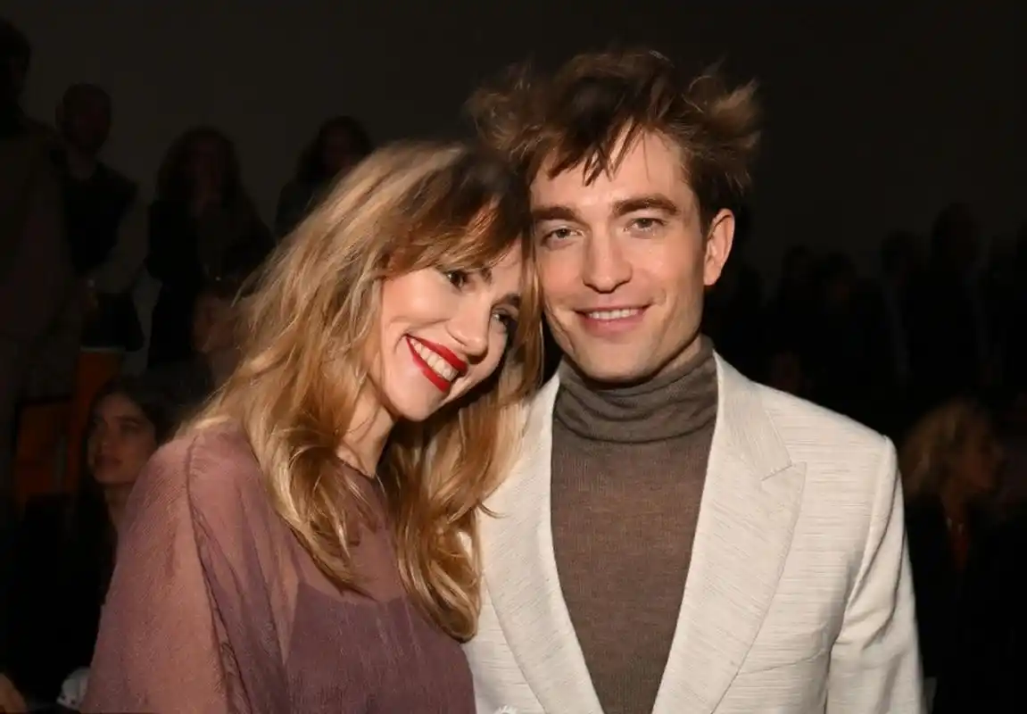 罗伯特-帕丁森与女友苏琪-沃特豪斯看秀 二人对视甜蜜十足