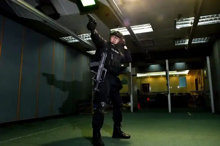 成都黑豹突击队特警李建华 为救人质将手指插入抛弹口