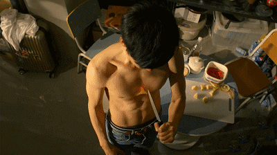 台湾小鲜肉林柏宏戏中秀身材,肌肉清晰硬朗,胸肌抢镜