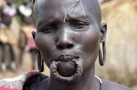 老太每天喝20斤水 盘点世界各类恐怖奇葩人(图)