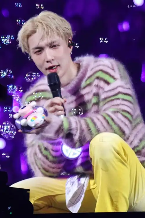 嘟嘴好可爱的宝宝好想rua20231202 重庆talking#张艺兴重庆演唱会