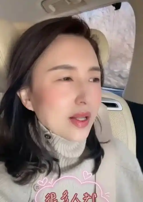 视频中,张蕾素颜出镜,一头卷发披在两肩,看起来既温柔