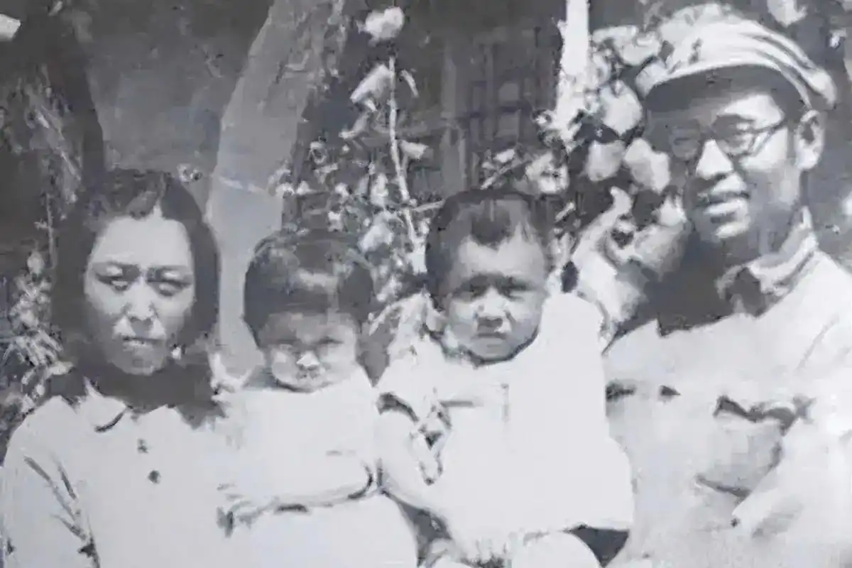 1945年,高岗和第二任妻子李力群及子女在延安窑洞前合影留念.