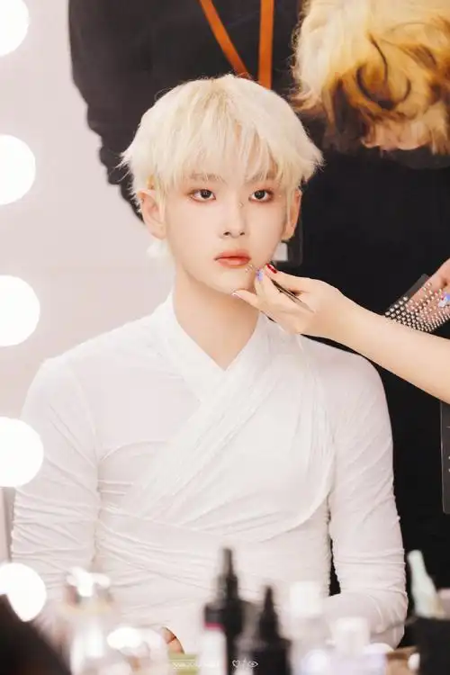 霓虹倾泻,秘境将启,@vvvvvv周震南-千万别带灯牌演