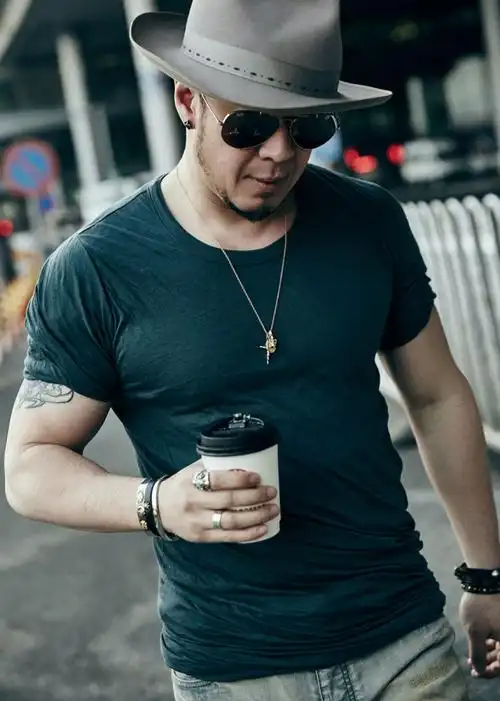 杨坤私服街拍曝光 酷爱破洞仔裤玩转复古时尚