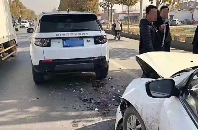 又一纸糊车重现路虎被追尾只裂一点缝现代车主太丢脸了