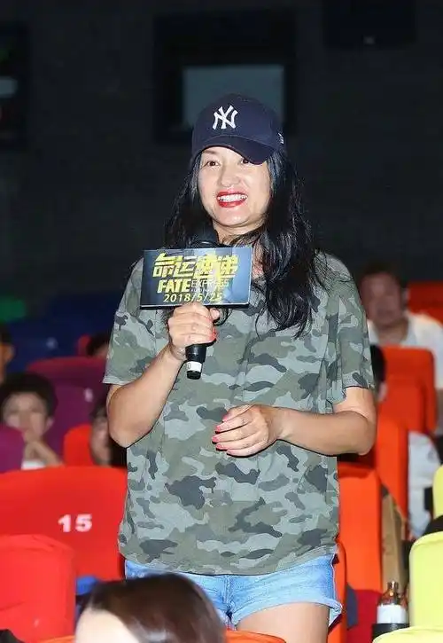 47岁瞿颖出席发布会脸部发福,油腻,被吐槽胖大妈,气质大不如前_网友