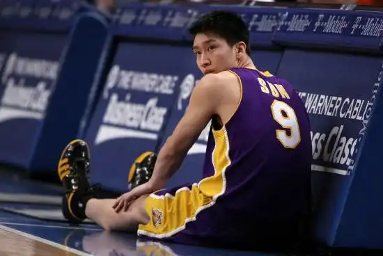 图文常规赛湖人126117尼克斯孙悦热身准备