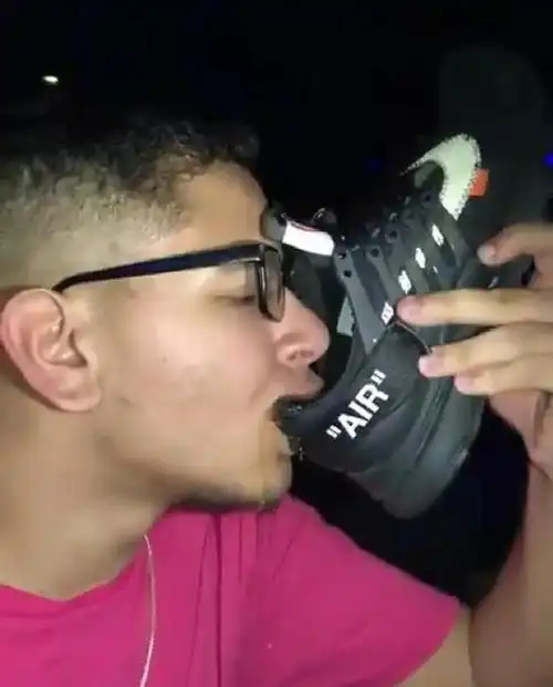 又闻又舔还不算最野真正的狠人都在用球鞋