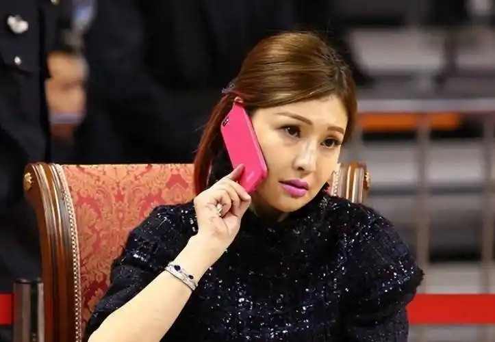 吊带上衣露纹身韵味十足,40岁身家超40亿_吴迪_广东宏远队_篮球季后赛