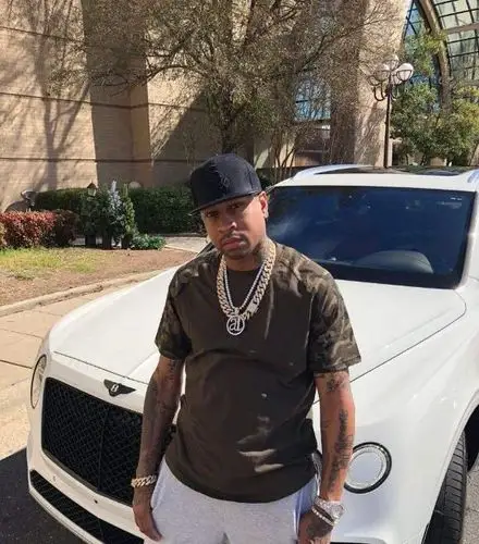 艾弗森又炫富有3200万退休金不用愁大秀金链子金表金戒指