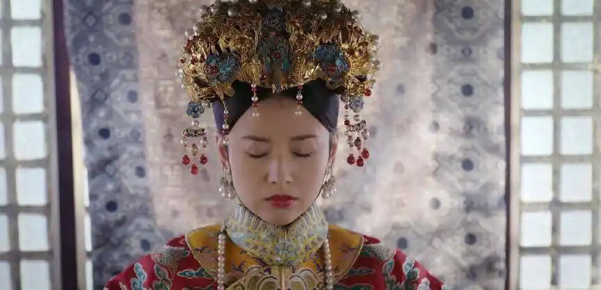 同样是皇后专属,《如懿传》两位皇后的"红色吉服"有啥不一样?