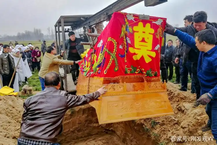 农村丧事上,两千一套的纸活共二十四件组成一庭院,事毕灰飞烟灭