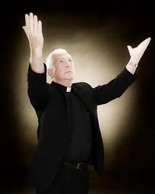 西方人,一个人,牧师,传教士,站,举,伸展双臂,竖图,室内,白天,正面