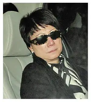 邓光荣太太严珍纳janet伤心欲绝,仍要送丈夫最后一程上一页张国荣生前