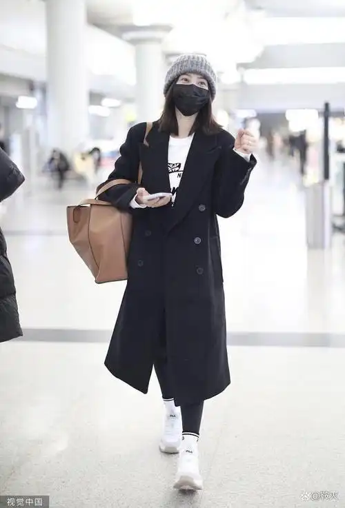 高圆圆长大衣机场现身不减青春美丽