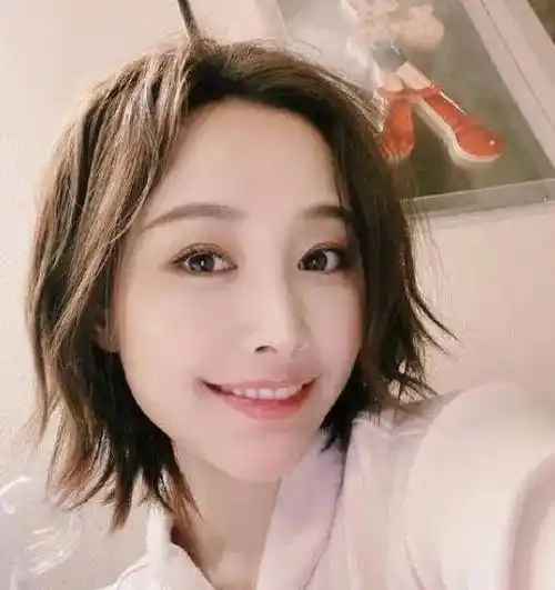 曝光,与马頴机场甜蜜拥抱,网友取cp名为"马思纯"_马谡_马蒂_佟丽娅