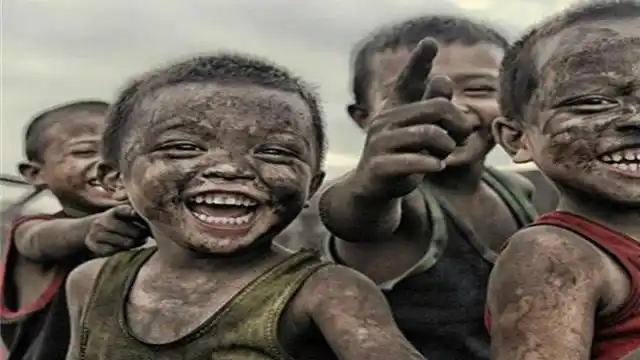 农村熊孩子竟然敢在泥巴地里完成这样子回家让爸爸妈妈混合双打吧