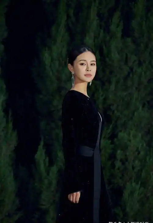 老婆41岁还如此有料,穿香槟裙兜不住紧致身材_关悦_的设计_显得