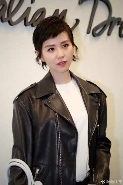 一言不合剪短发秀长腿 霸气女王刘诗诗姚晨登场|刘诗诗|裙装|夹克_新