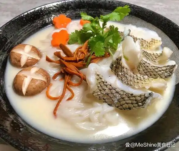 鱼汤米线|香浓奶白又鲜甜的鱼汤,加上爽滑米线,真是太暖胃了!