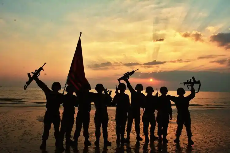 霞光辉映,这组剪影定格了军人最帅的姿态