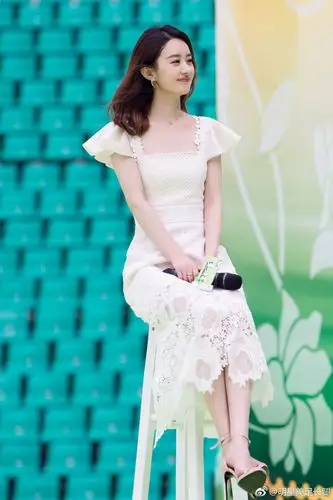赵丽颖白色透明长裙加一字带高跟凉鞋,腿是真的白脚也好漂亮!