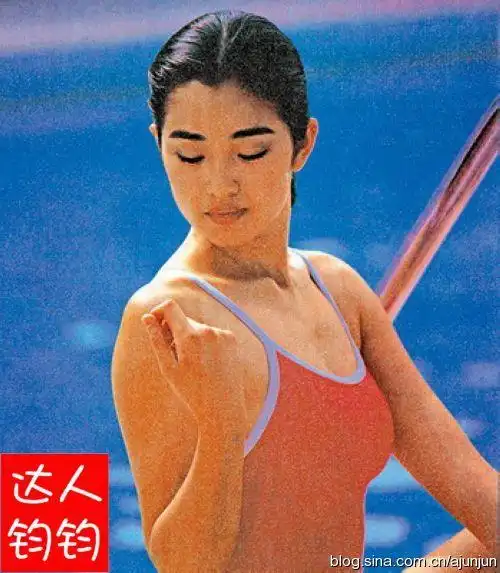 巩俐20年前青涩泳装挂历照曝光(组图)