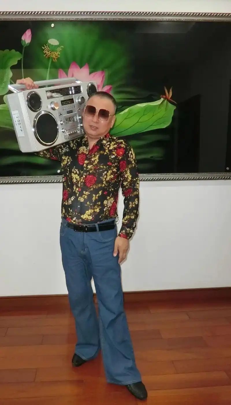 四喇叭,花衬衫,喇叭裤,蛤蟆镜是80年代初青年们的标配装备 - 抖音