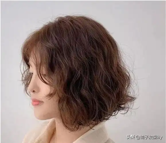 烫哪种头发好看女(最时尚的短烫发图片)(4)