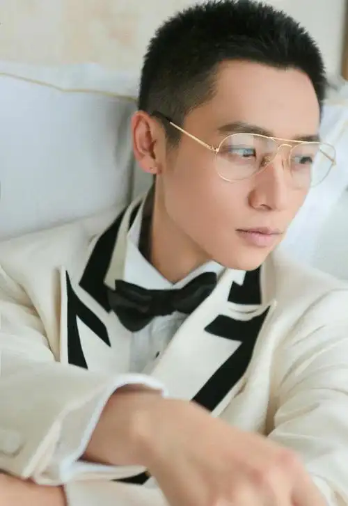 魏晨元宵夜祝福照,寸头发型配金丝框眼镜,文艺又帅气的时尚范