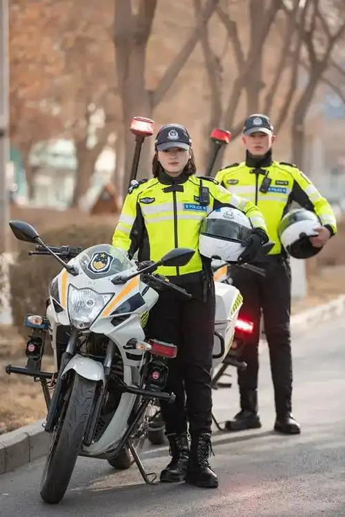 库尔勒公安交警先进事迹飒爽女骑警潘晓云