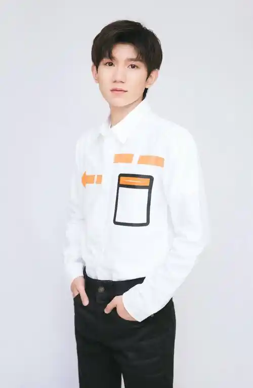 王源开始"叛逆"了,一头蓝发放荡不羁,v领衬衫真"禁欲"_少年_模样_黑色