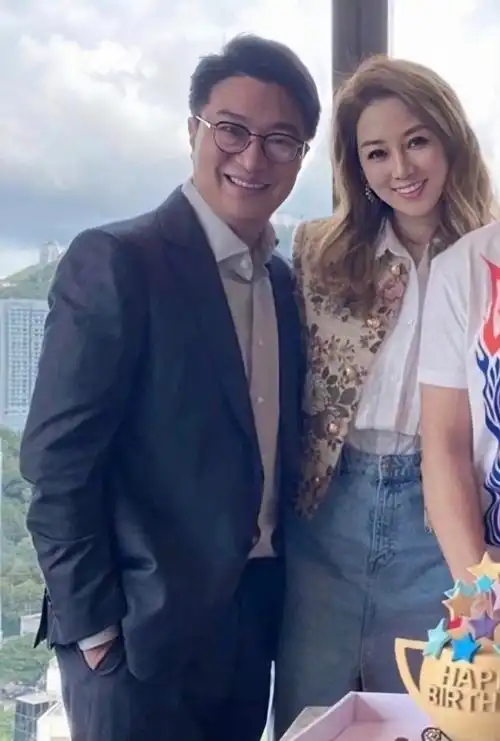 徐子淇晒和丈夫合照在丈夫怀中甜笑少女模样难怪备受宠溺