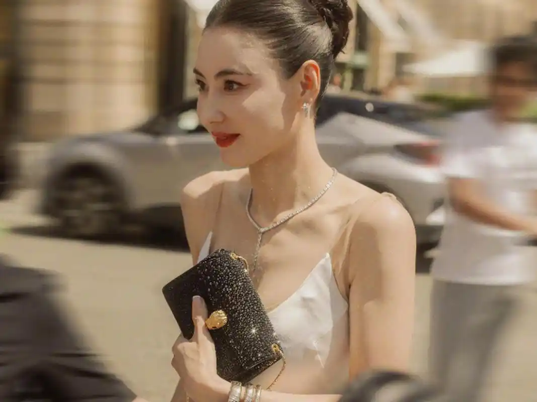 张柏芝身材曲线 7月3日,张柏芝现身法国巴黎参加某品牌活动,当日她身