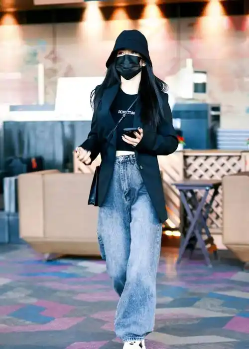 谢娜现身机场,身穿黑色西装搭配牛仔阔腿裤,显瘦又美!_衣服_风格_时尚