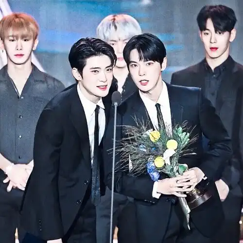 "人们在寒冬中相爱,但等不及春暖花开."郑在玹&金道英. 原截lynne.