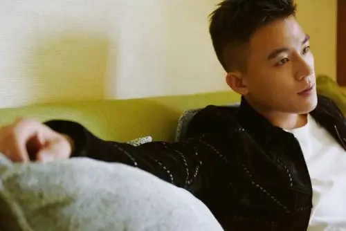 欧豪黑衣黑裤斜坐沙发凹造型 表情冷酷眼神很犀利