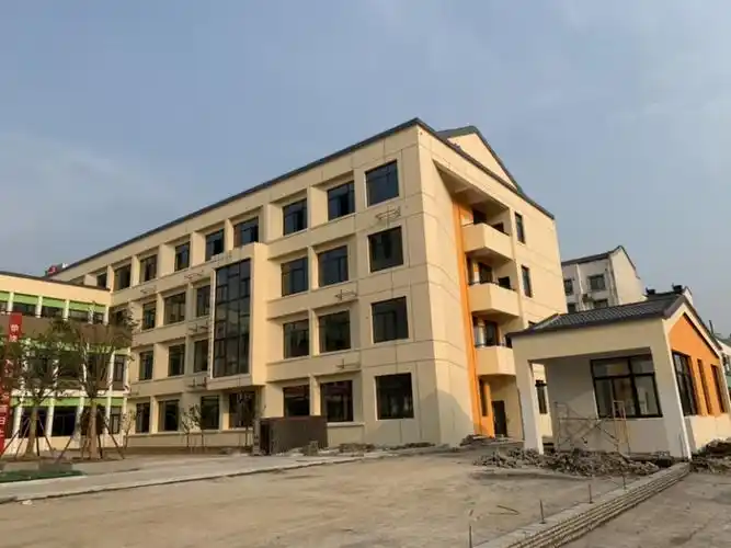 常欣小学原世茂第二小学经过2年建设昨天路过拍照几张非常亮眼啊