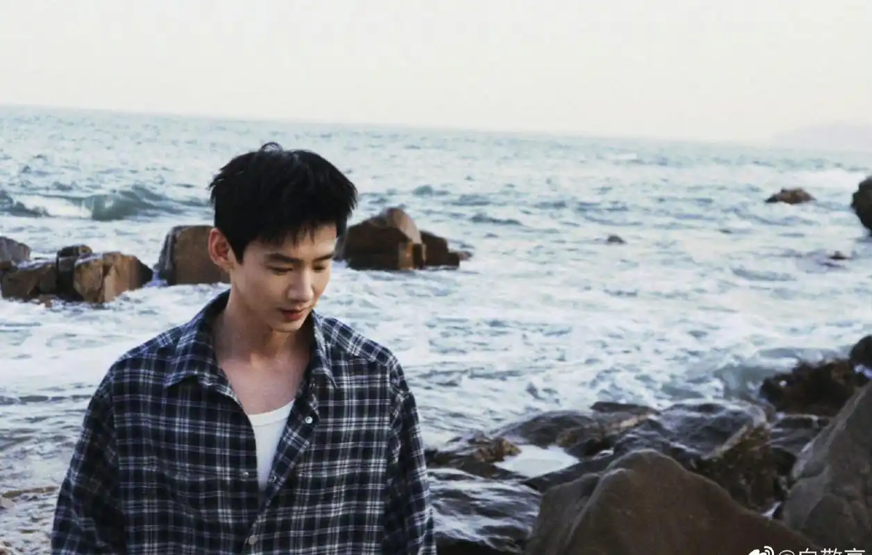 看白敬亭这组照片,白敬亭你好帅,愚人节快乐,你在大海边思考什么了