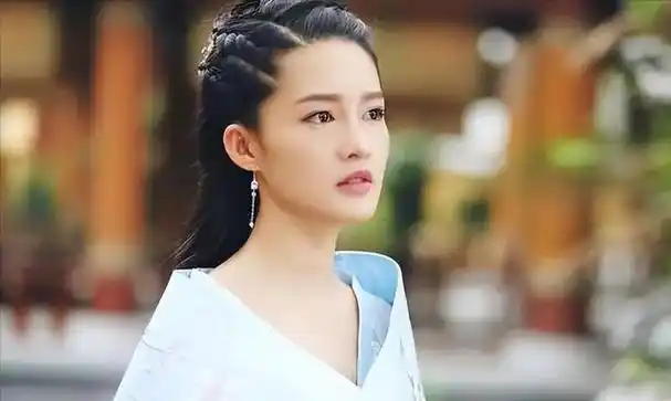 李沁:国家秘密培养她9年,转身却踏进娱乐圈,背后原因令人感慨