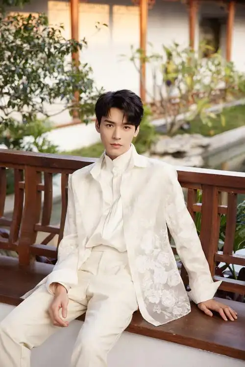 龚俊丝绸之路国际电影节帅气写真