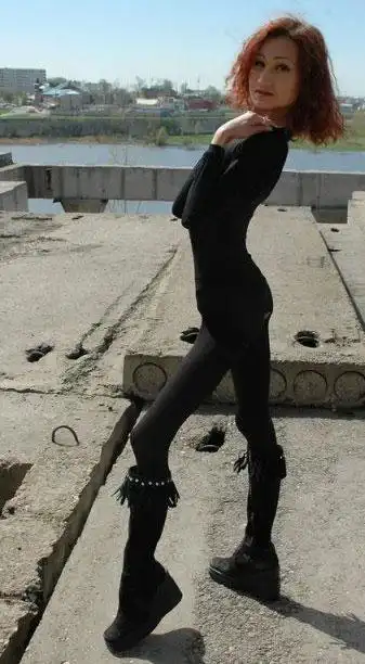 恐怖的美丽:瘦如干尸的时尚美女(图)