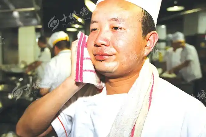 [高温下的坚守]厨师:时时被火烤 天天"蒸桑拿"