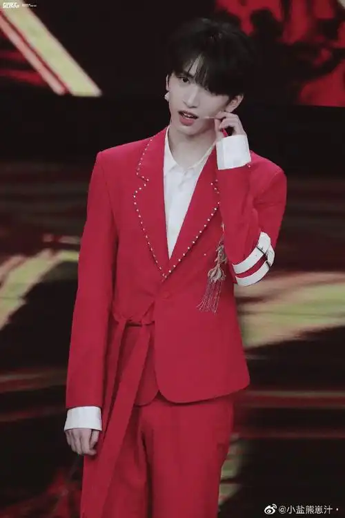 红是他的命""严浩翔为什么适合穿红色,因为他只属于红"@时代少年团