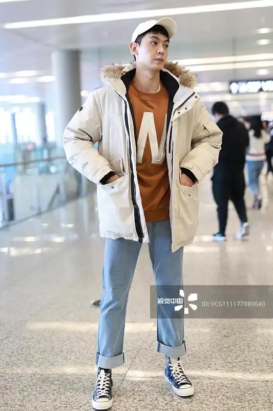2018年11月23日,上海,身高1米88的男模唐晓天现身机场,一身帅气的休闲
