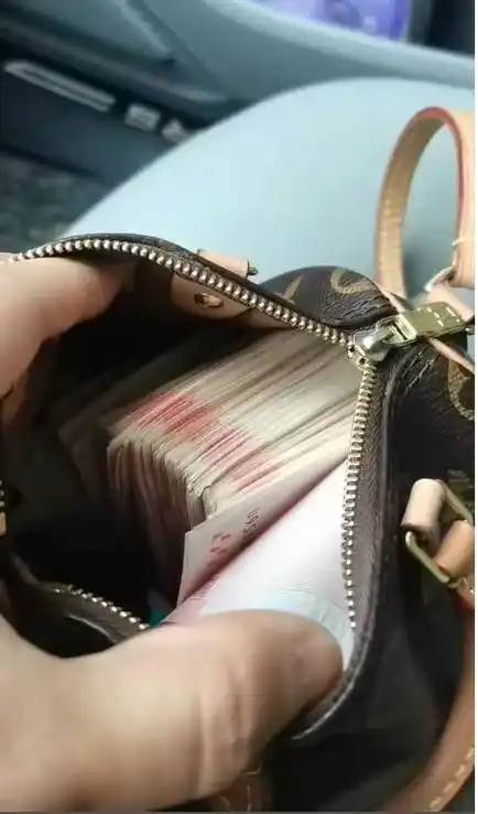 这位享道师傅车上拾到13000元现金,即刻返回送还乌镇游客_赵师傅_乘客