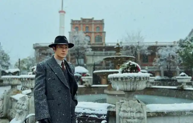 一袭风衣礼帽,这不就是曾经那位意气风发,混迹十里洋场的"许文强"吗?